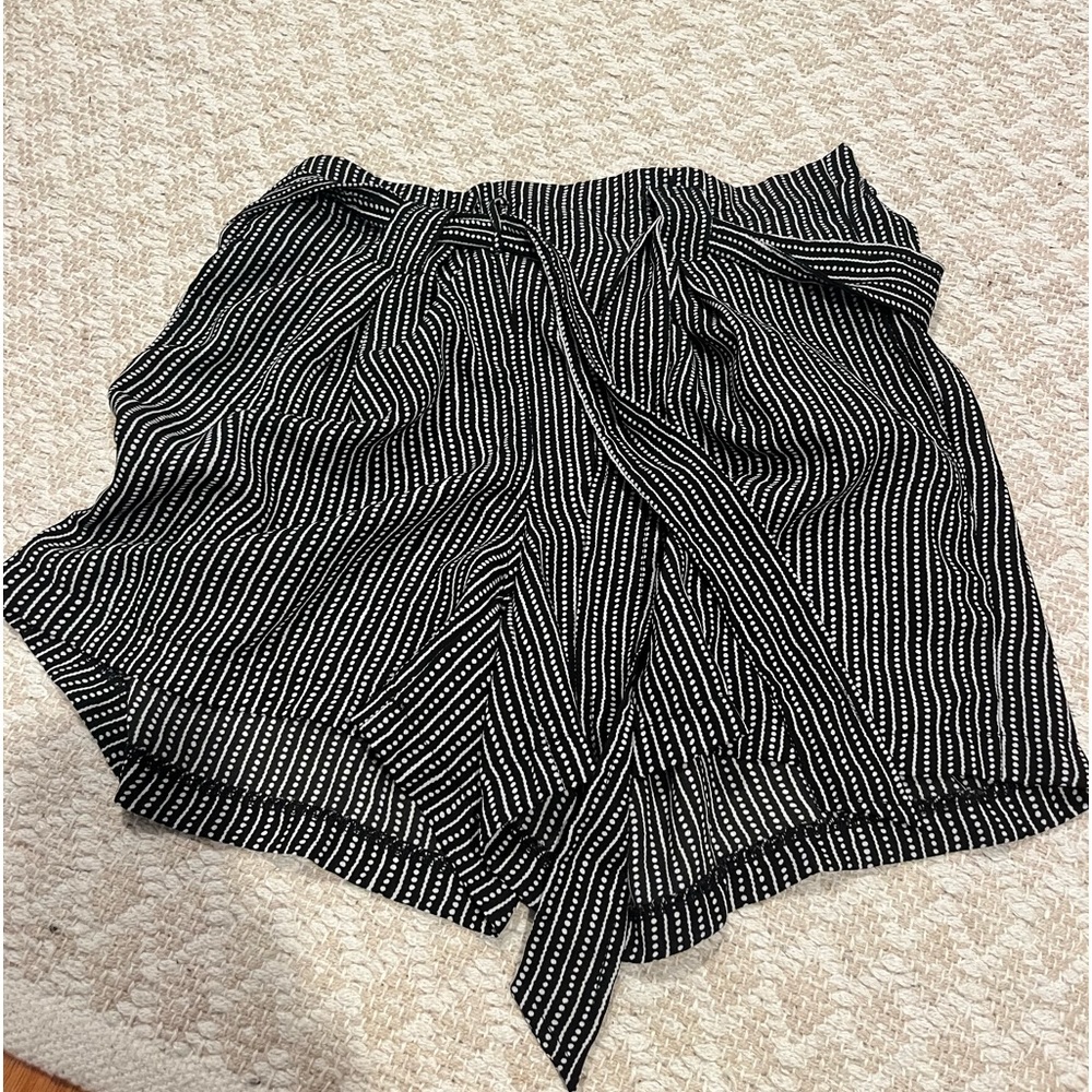 Black and white flowy shorts